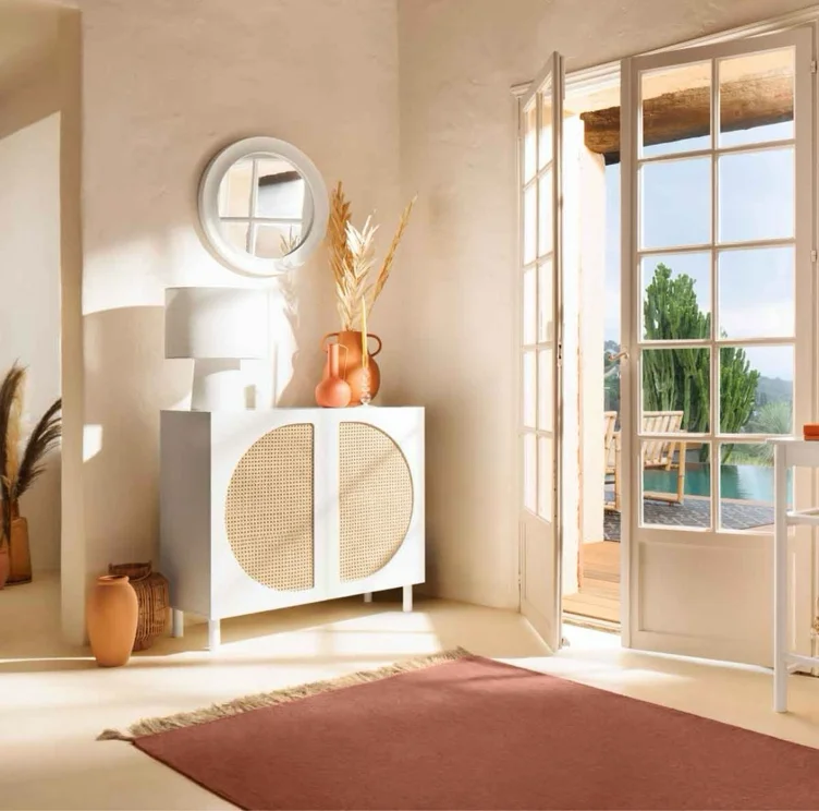 Móvel de apoio branco com 2 portas